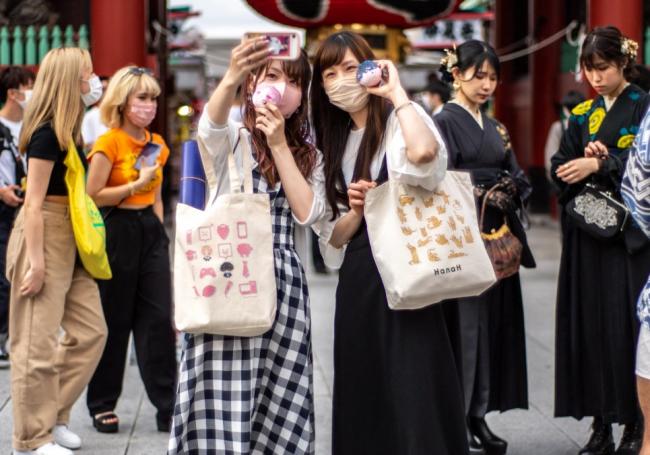 不少中国人崩溃抗议“只制裁我们猪肝红护照” 不少中国人崩溃抗议“只制裁我们猪肝红护照”