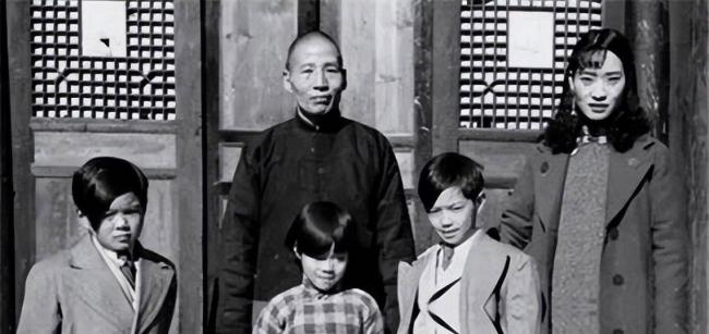 2010年刘文彩后代回来祭拜,光饭菜就备了200席 2010年刘文彩后代回来祭拜,光饭菜就备了200席