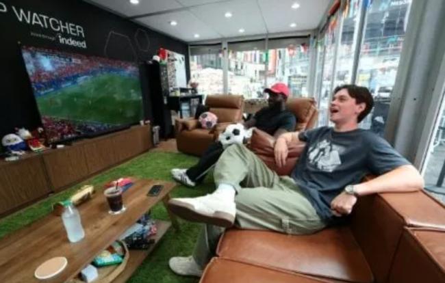 为39天看完104场世界杯比赛 俩小伙辞职又分手… 为39天看完104场世界杯比赛 俩小伙辞职又分手…