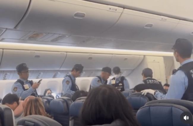 网传中国籍女乘客突然大闹机舱 网传中国籍女乘客突然大闹机舱