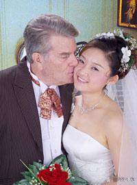 凤凰卫视美女记者嫁大30岁美军少将 如今怎样 凤凰卫视美女记者嫁大30岁美军少将 如今怎样