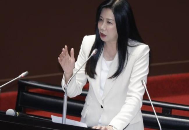“知道我妈是谁吗?”她的儿子霸凌恶行全曝光 “知道我妈是谁吗?”她的儿子霸凌恶行全曝光