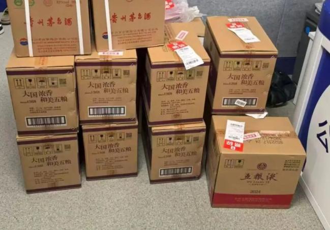 上海夫妻签收15箱茅台五粮液 快递员报警立大功 上海夫妻签收15箱茅台五粮液 快递员报警立大功