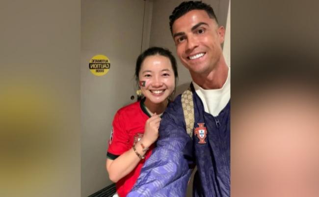 中国女球迷在电梯巧遇C罗 抱了3次还“掐一把” 中国女球迷在电梯巧遇C罗 抱了3次还“掐一把”
