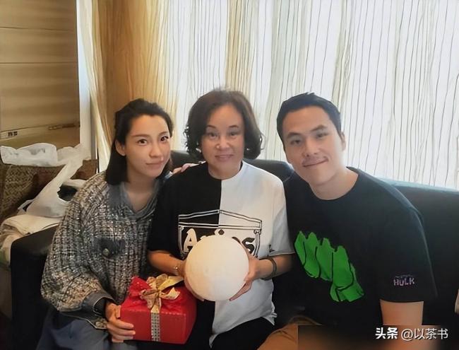 他们早已离婚:一个独自养娃,一个向名媛求婚 他们早已离婚:一个独自养娃,一个向名媛求婚
