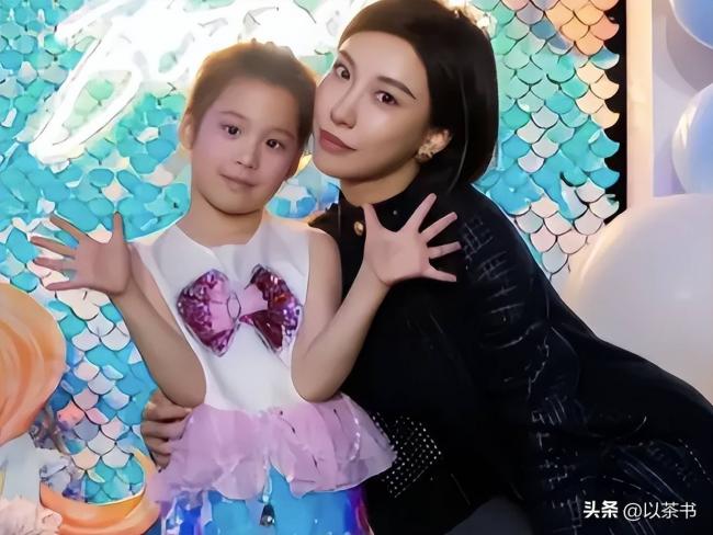 他们早已离婚:一个独自养娃,一个向名媛求婚 他们早已离婚:一个独自养娃,一个向名媛求婚