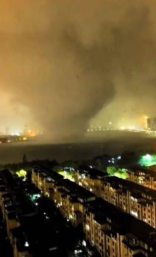 震撼影像:湖北罕见龙卷风灾害 多人伤亡 震撼影像:湖北罕见龙卷风灾害 多人伤亡