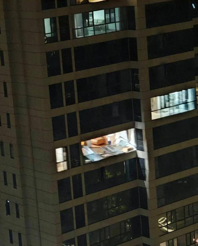湖北男被从12楼家中吸走!整栋楼都被掏空 湖北男被从12楼家中吸走!整栋楼都被掏空