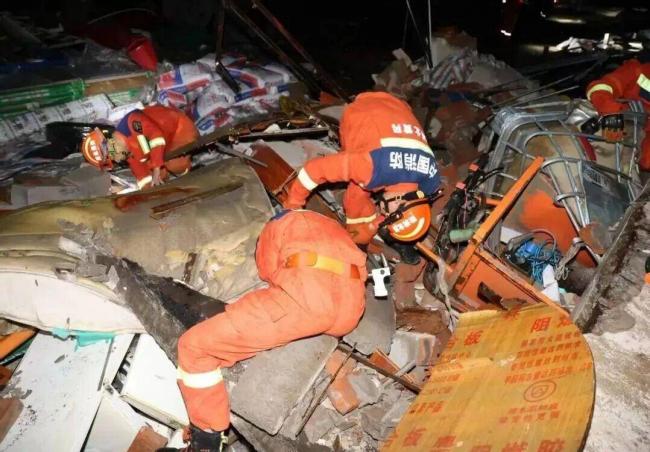 湖北男被从12楼家中吸走!整栋楼都被掏空 湖北男被从12楼家中吸走!整栋楼都被掏空