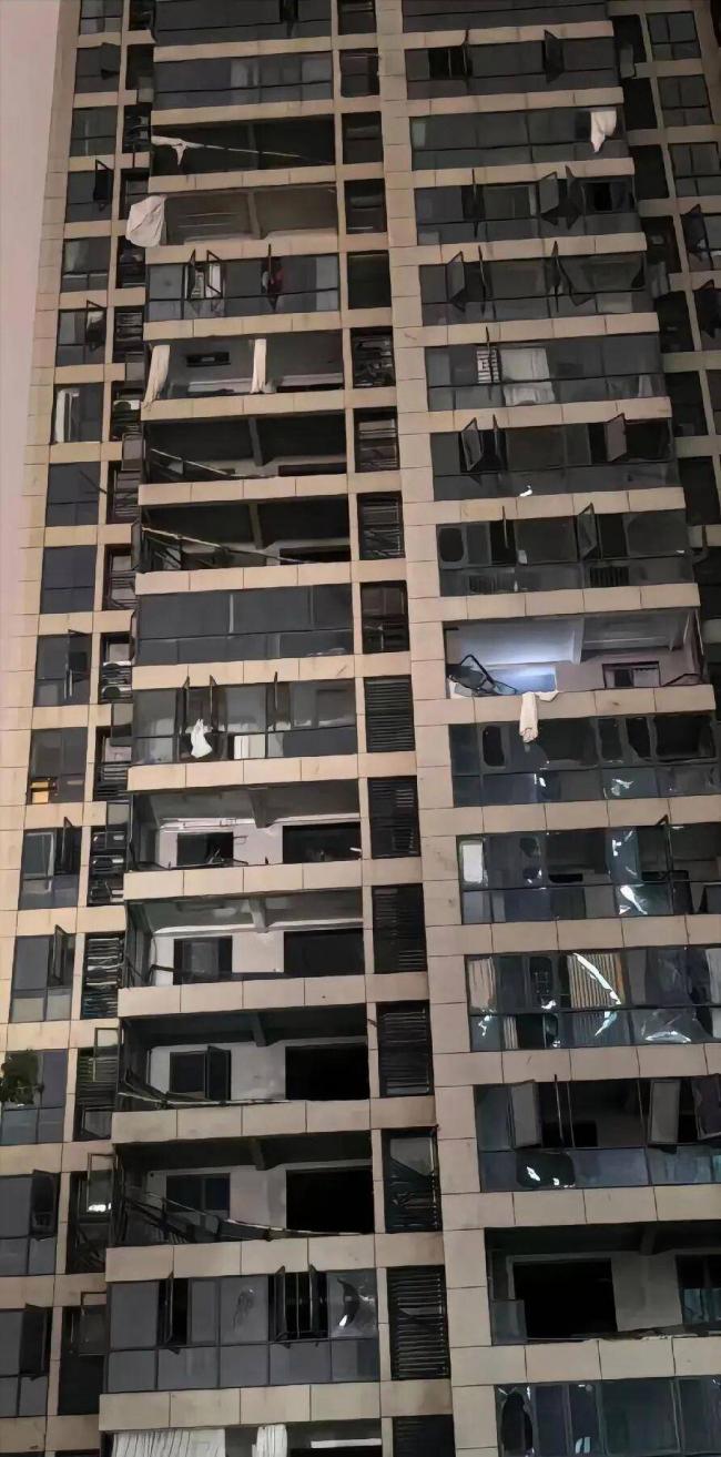 湖北男被从12楼家中吸走!整栋楼都被掏空 湖北男被从12楼家中吸走!整栋楼都被掏空