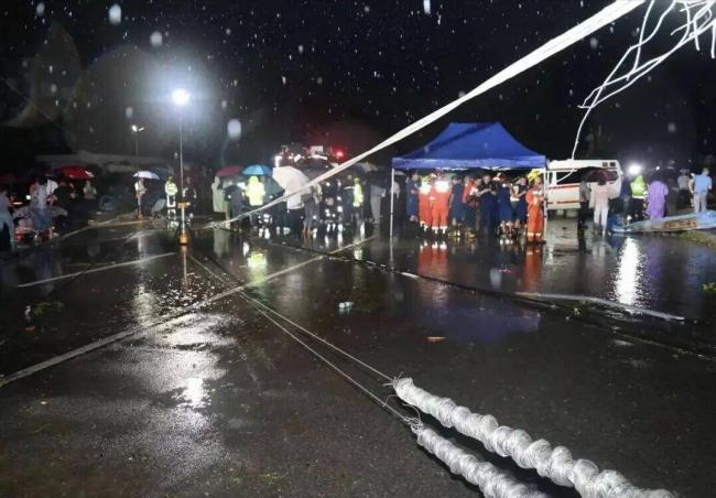湖北男被从12楼家中吸走!整栋楼都被掏空 湖北男被从12楼家中吸走!整栋楼都被掏空