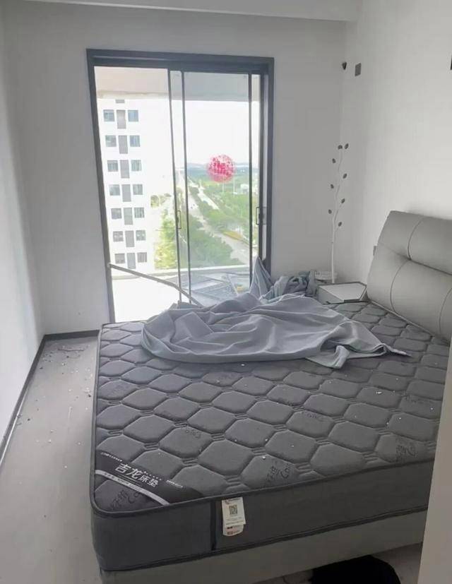 湖北男被从12楼家中吸走!整栋楼都被掏空 湖北男被从12楼家中吸走!整栋楼都被掏空