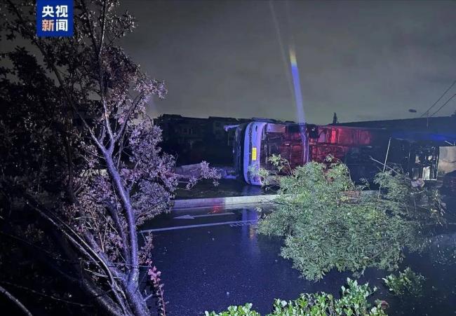 湖北男被从12楼家中吸走!整栋楼都被掏空 湖北男被从12楼家中吸走!整栋楼都被掏空