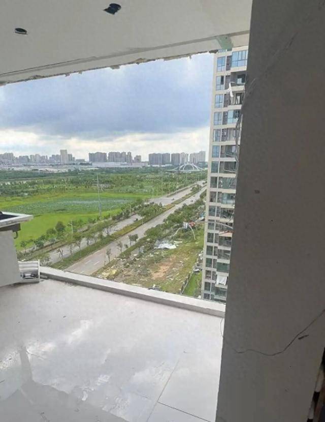 湖北男被从12楼家中吸走!整栋楼都被掏空 湖北男被从12楼家中吸走!整栋楼都被掏空