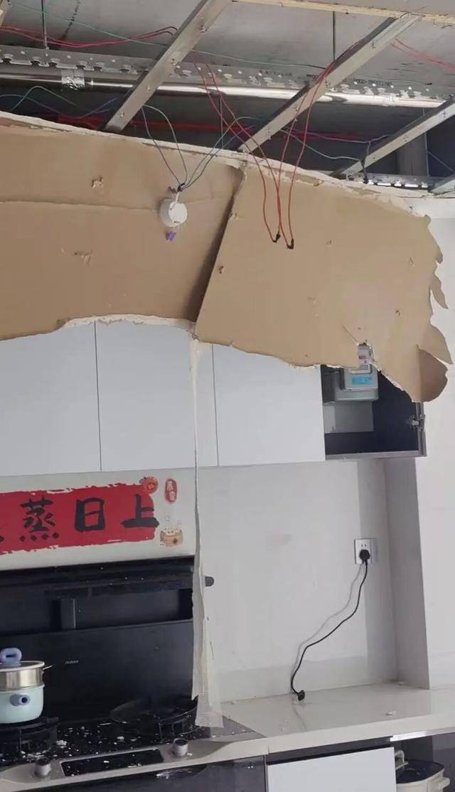 湖北男被从12楼家中吸走!整栋楼都被掏空 湖北男被从12楼家中吸走!整栋楼都被掏空