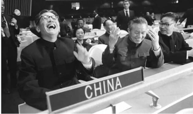 两面天才:乔冠华外交场合光芒万丈 私下如巨婴 两面天才:乔冠华外交场合光芒万丈 私下如巨婴