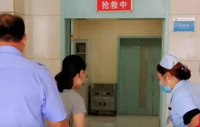 打工妹被送殡仪馆险遭火化 10年后跪谢救命恩人 打工妹被送殡仪馆险遭火化 10年后跪谢救命恩人