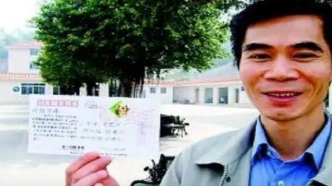 打工妹被送殡仪馆险遭火化 10年后跪谢救命恩人 打工妹被送殡仪馆险遭火化 10年后跪谢救命恩人