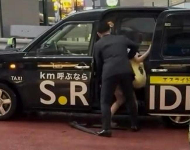 美女疑被当街掳走片疯传 网民震惊 美女疑被当街掳走片疯传 网民震惊