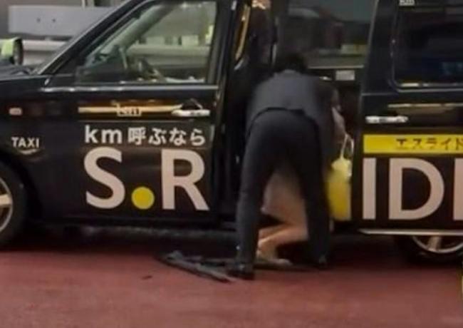 美女疑被当街掳走片疯传 网民震惊 美女疑被当街掳走片疯传 网民震惊