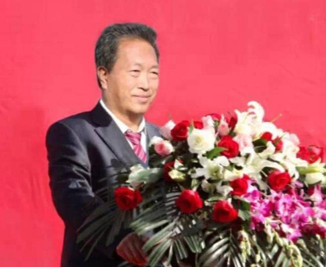 他出门要12名女秘书陪伴,敛财百亿成首富 他出门要12名女秘书陪伴,敛财百亿成首富