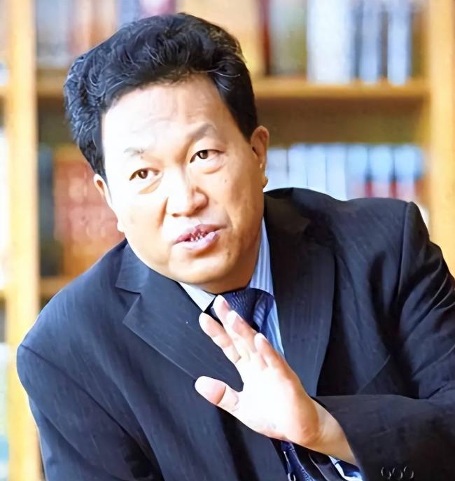 他出门要12名女秘书陪伴,敛财百亿成首富 他出门要12名女秘书陪伴,敛财百亿成首富