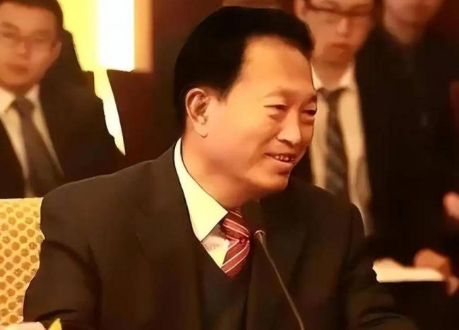 他出门要12名女秘书陪伴,敛财百亿成首富 他出门要12名女秘书陪伴,敛财百亿成首富