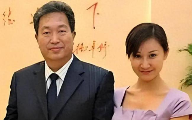 他出门要12名女秘书陪伴,敛财百亿成首富 他出门要12名女秘书陪伴,敛财百亿成首富