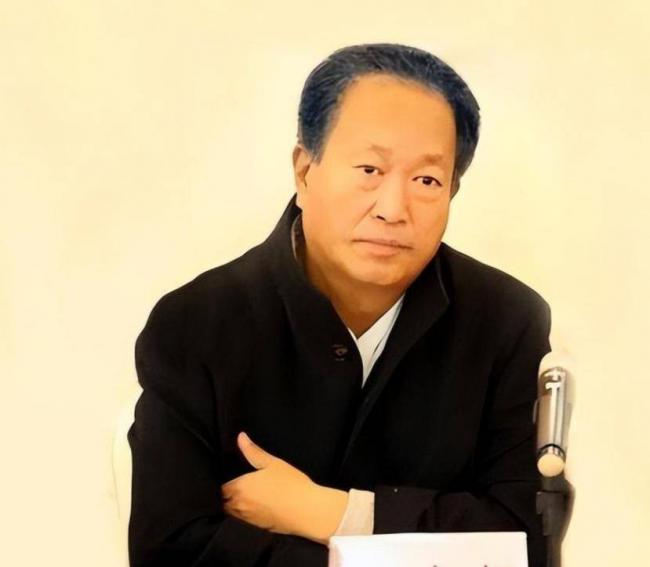 他出门要12名女秘书陪伴,敛财百亿成首富 他出门要12名女秘书陪伴,敛财百亿成首富
