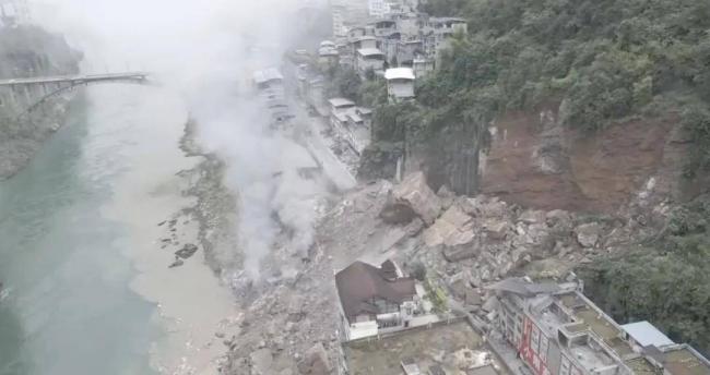 “拼命地跑,腿脚都是软的” 重庆男子讲述滑坡 “拼命地跑,腿脚都是软的” 重庆男子讲述滑坡
