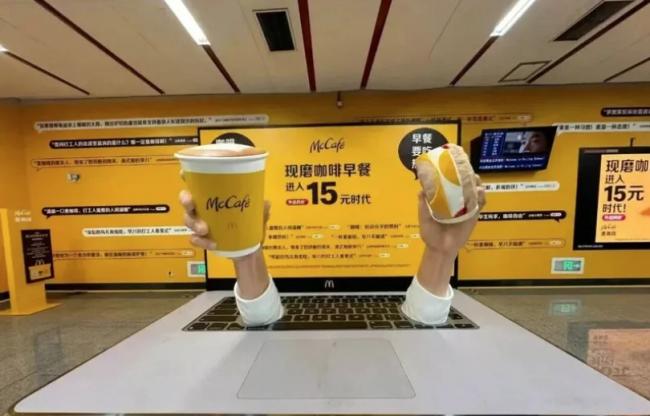 “辣眼睛”地铁广告惹众怒 比椰树还炸裂 “辣眼睛”地铁广告惹众怒 比椰树还炸裂