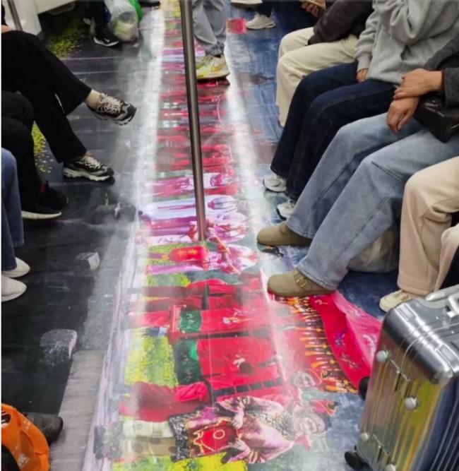 “辣眼睛”地铁广告惹众怒 比椰树还炸裂 “辣眼睛”地铁广告惹众怒 比椰树还炸裂