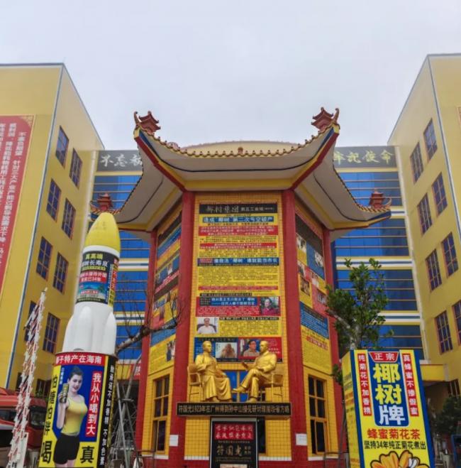 “辣眼睛”地铁广告惹众怒 比椰树还炸裂 “辣眼睛”地铁广告惹众怒 比椰树还炸裂