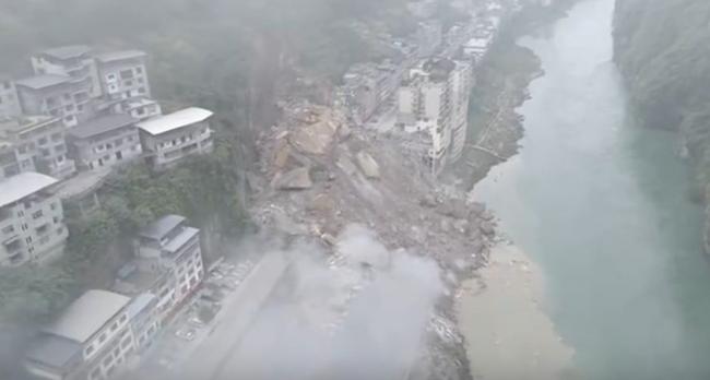 重庆山崩现场发现疑似生命迹象 但是… 重庆山崩现场发现疑似生命迹象 但是…