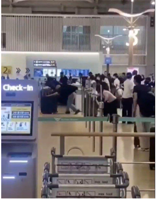 中国游客集体插队 机场暴冲如“像失速的丧尸” 中国游客集体插队 机场暴冲如“像失速的丧尸”