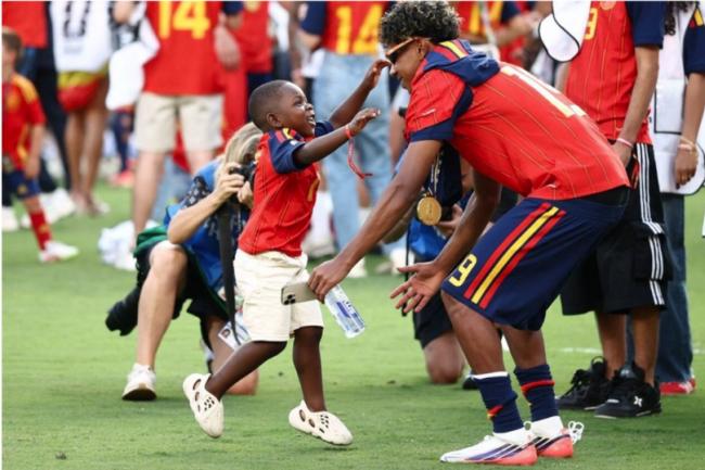 西班牙夺大力神杯 亚马尔3岁弟弟超抢镜 西班牙夺大力神杯 亚马尔3岁弟弟超抢镜