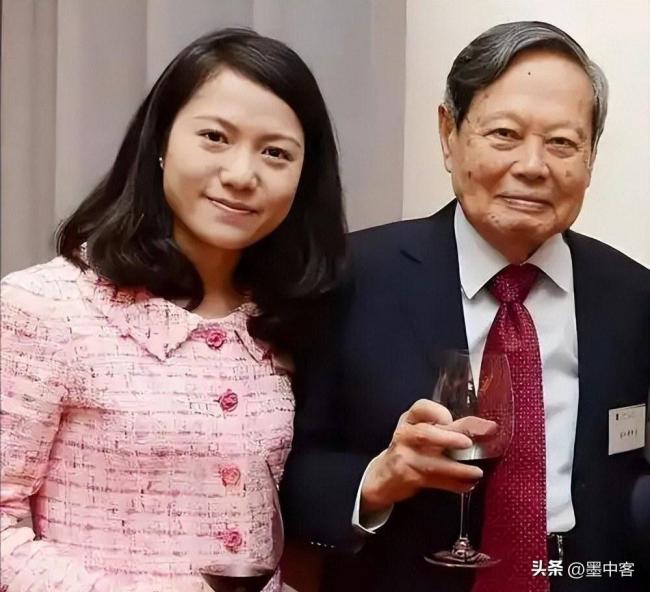 卷走18亿、带37箱“财物”跑路?翁帆又遇上难题 卷走18亿、带37箱“财物”跑路?翁帆又遇上难题