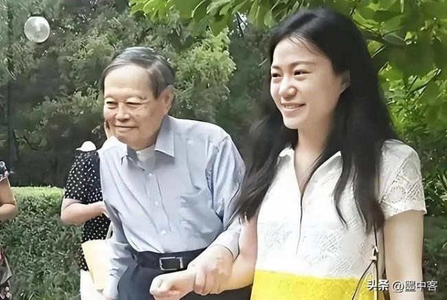 卷走18亿、带37箱“财物”跑路?翁帆又遇上难题 卷走18亿、带37箱“财物”跑路?翁帆又遇上难题