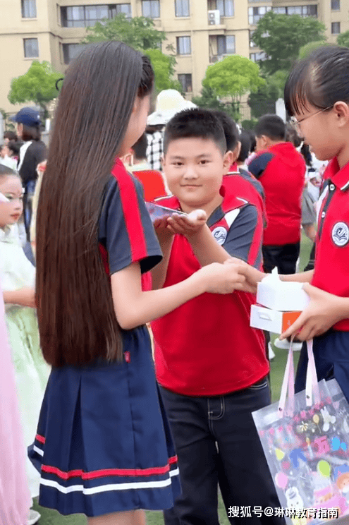 小学女生颜值走红,男同学的眼神说明一切 小学女生颜值走红,男同学的眼神说明一切