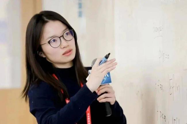 35岁王虹戴卡地亚领奖,高智风穿搭绝了 35岁王虹戴卡地亚领奖,高智风穿搭绝了
