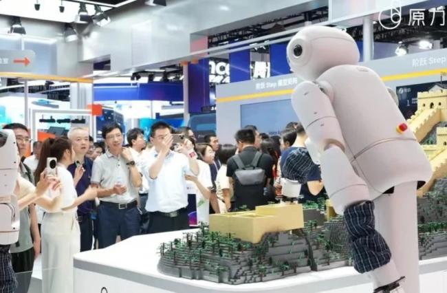 6台机器人15小时完成8万零件长城 超越人手极限 6台机器人15小时完成8万零件长城 超越人手极限