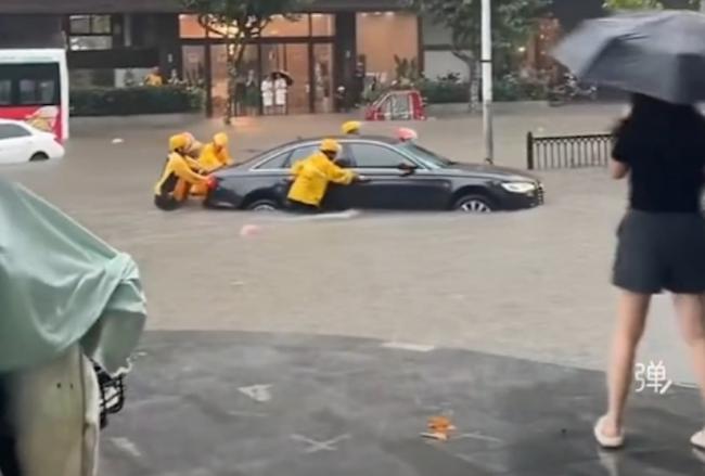 上海“突然像天被戳破了一样” 上海“突然像天被戳破了一样”