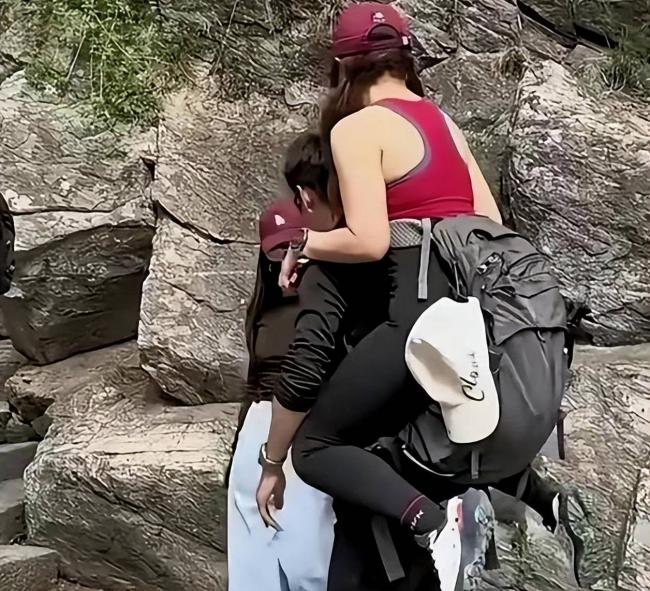 陌生男女贴身搂抱...泰山陪爬彻底变味 陌生男女贴身搂抱...泰山陪爬彻底变味