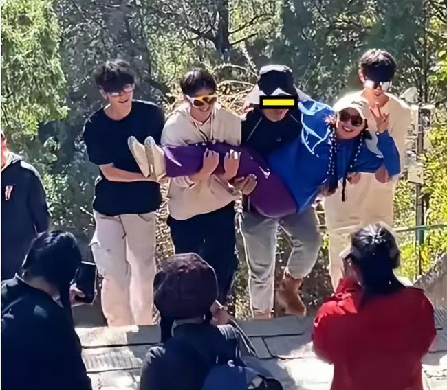 陌生男女贴身搂抱...泰山陪爬彻底变味 陌生男女贴身搂抱...泰山陪爬彻底变味