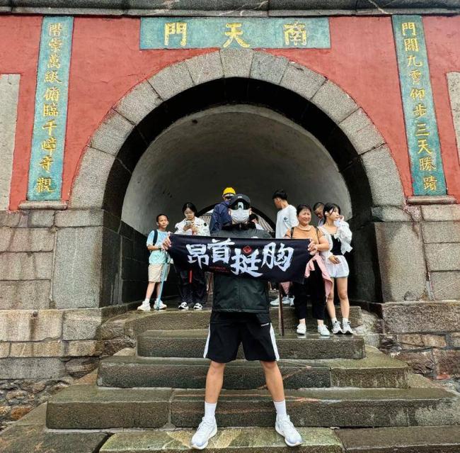 陌生男女贴身搂抱...泰山陪爬彻底变味 陌生男女贴身搂抱...泰山陪爬彻底变味