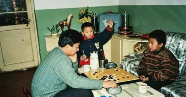 邓煜4岁识字、9岁围棋高段 其家族三代频出学霸 邓煜4岁识字、9岁围棋高段 其家族三代频出学霸