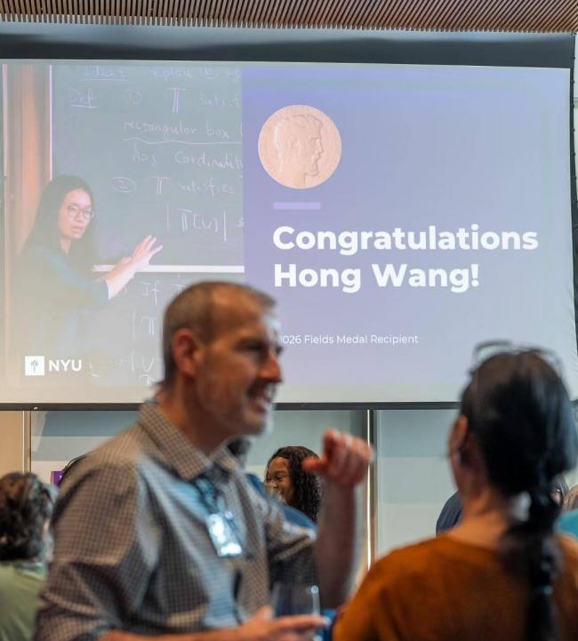 排面拉满:纽约大学庆祝王虹拿奖,全场起立鼓掌 排面拉满:纽约大学庆祝王虹拿奖,全场起立鼓掌