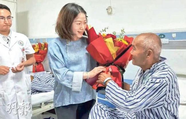 杨振宁遗孀翁帆新疆慰问老兵 杨振宁遗孀翁帆新疆慰问老兵