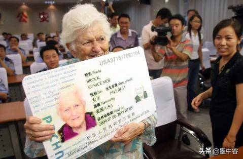 非法滞留?在华17年印度博主遭网暴 非法滞留?在华17年印度博主遭网暴