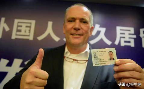 非法滞留?在华17年印度博主遭网暴 非法滞留?在华17年印度博主遭网暴